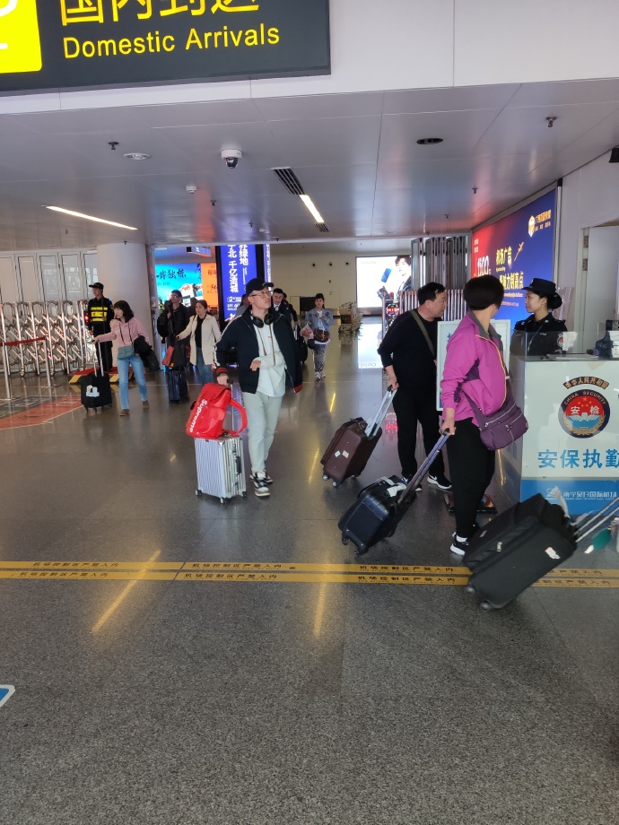 机场继续宣!华夏受伤国脚抵达广西 手上还缠着绷带