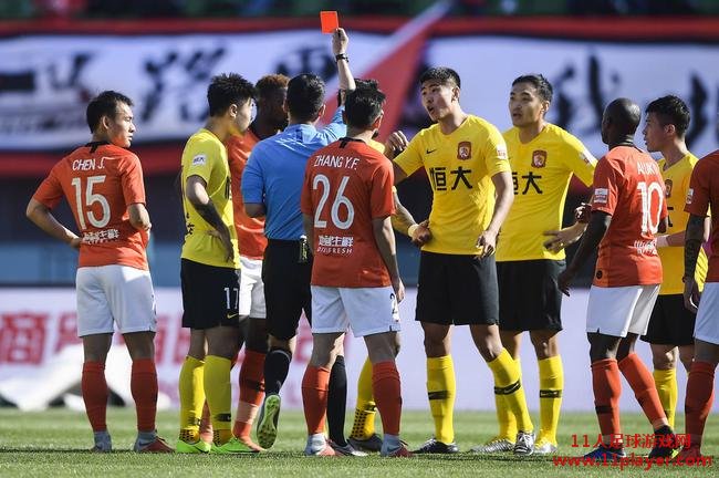中超-暴力鸟踢头染红陈杰补时绝杀 恒大1-2人和