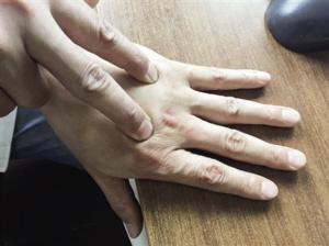 看完欧洲杯 他只能托着脑袋坐着睡觉(图)